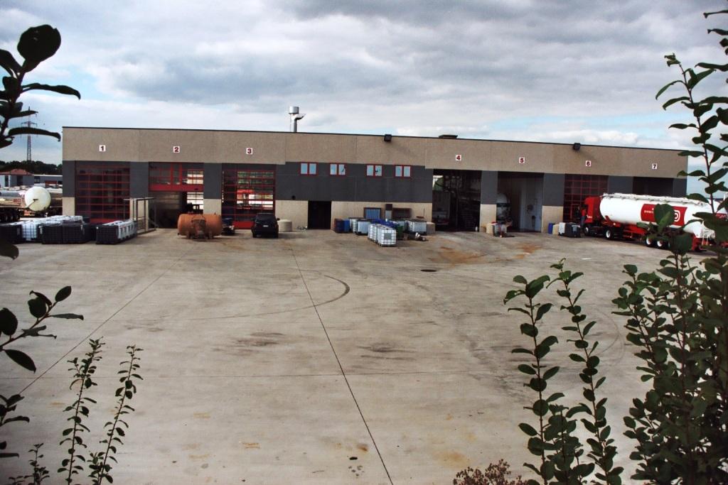 Le bâtiment de lavage ERPC et ses portes numérotées